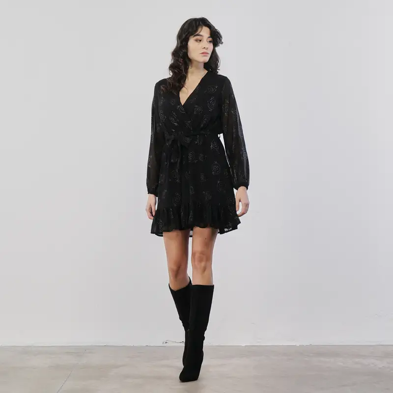 Vestito corto nero con maniche lunghe, fusciacca e dettagli glitter