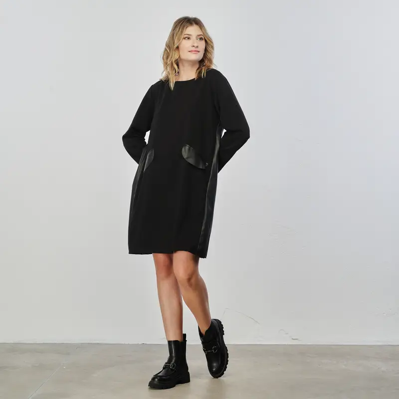 Vestito nero con maniche lunghe e tasche frontali