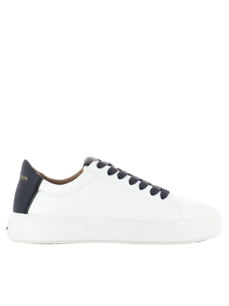 sneakers in pelle bianca con tallone e lacci blu e piasta logo