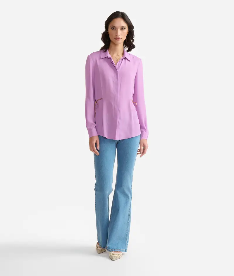 Camicia in crêpe de chine con laccetti Camelia