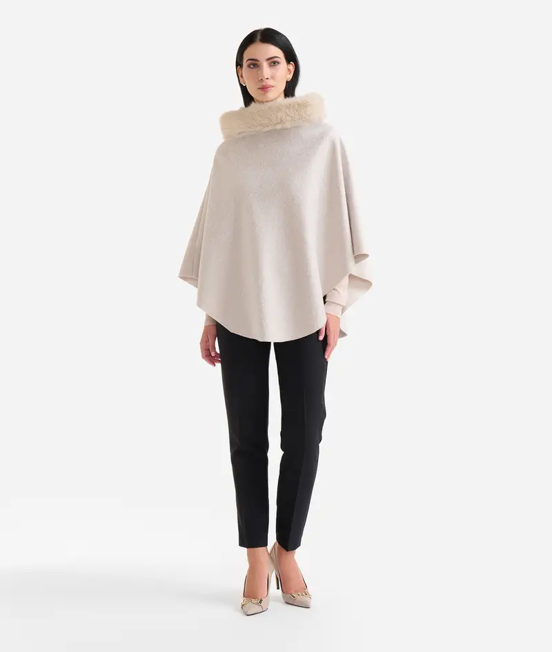 Poncho con collo in ecopelliccia Cervo