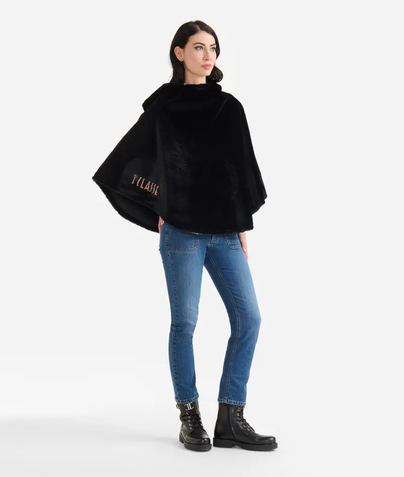 Poncho in ecopelliccia con cappuccio Nero