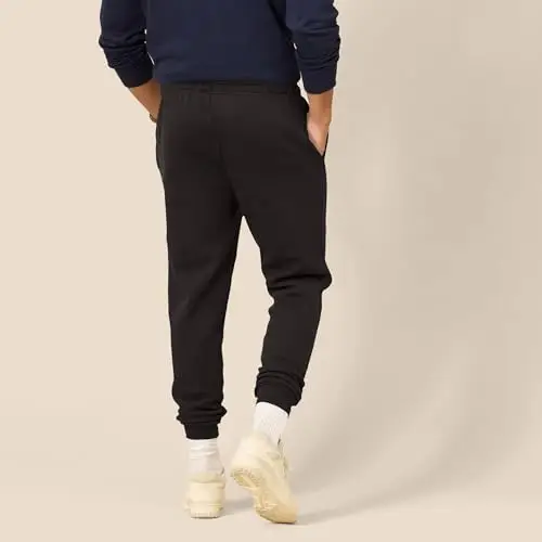 Amazon Essentials Pantaloni Sportivi da Jogging Taglio Rilassato, in Pile, Vestibilità Comoda Uomo, Nero, XS miniatura 3