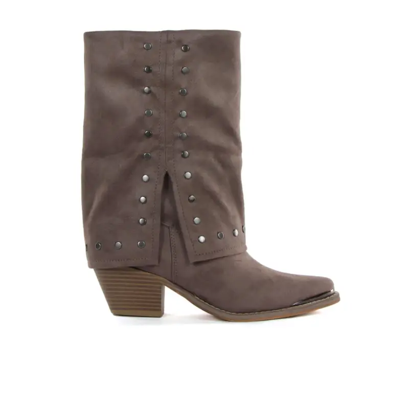 Stivali texani beige con tacco basso e borchie