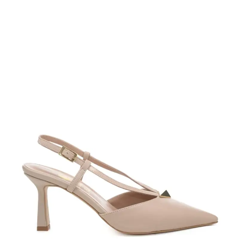 scarpe da donna chanel con placca triangolare in metallo sul davanti e bacchettine phard