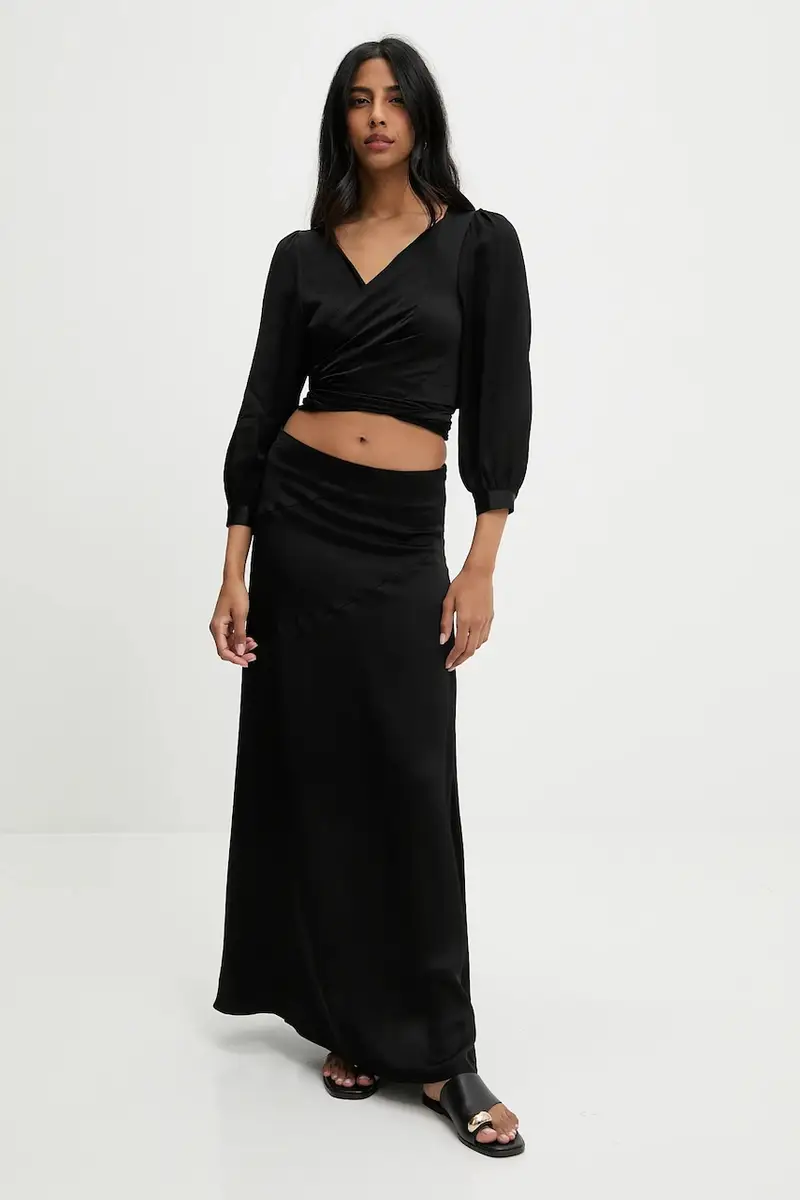 camicetta e gonna colore nero