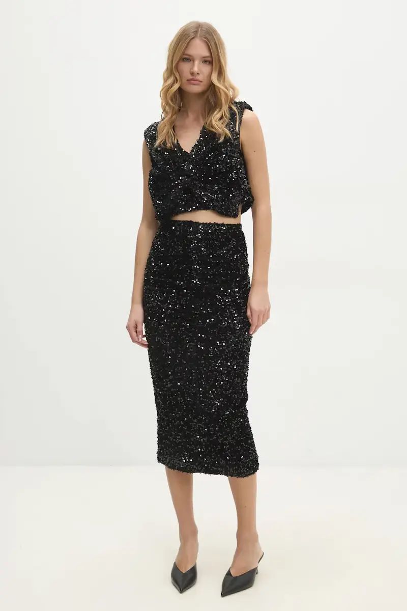 camicetta e gonna colore nero