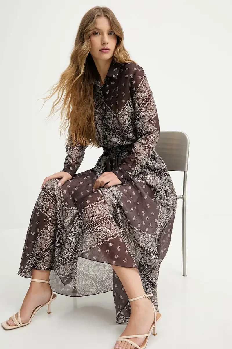 camicia e gonna colore marrone