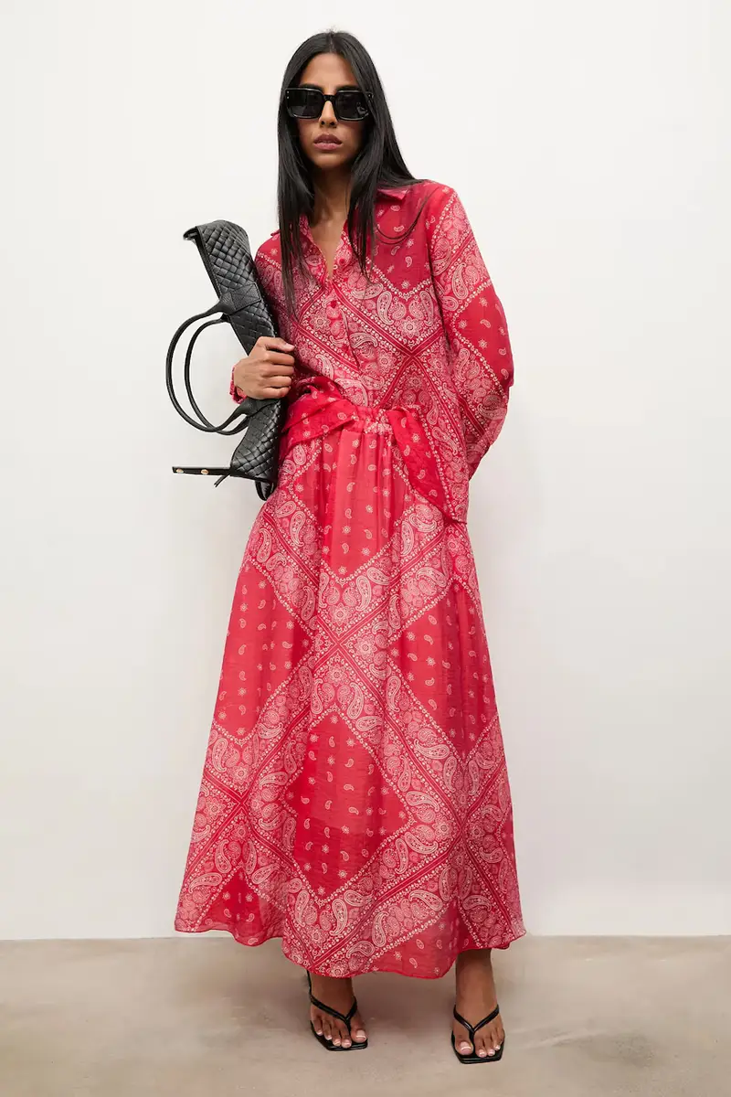 camicia e gonna colore rosso