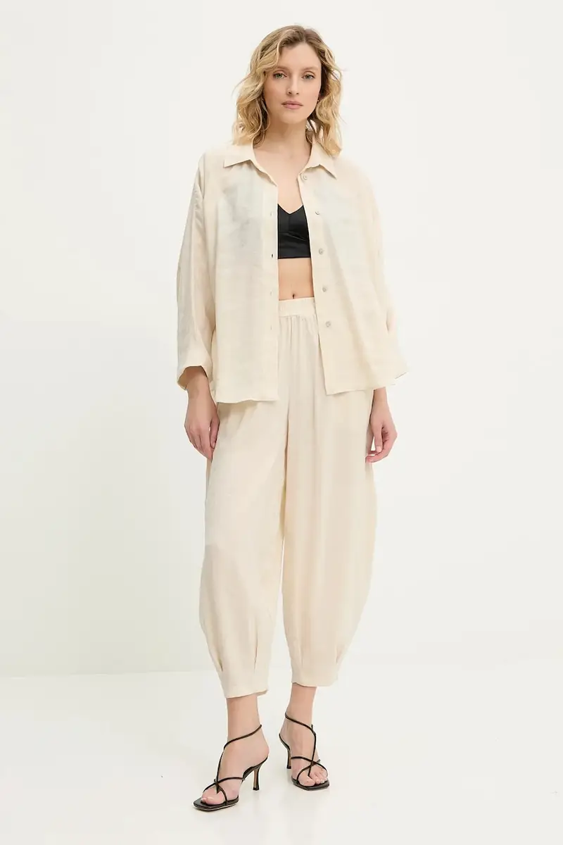 camicia e pantaloni donna colore beige