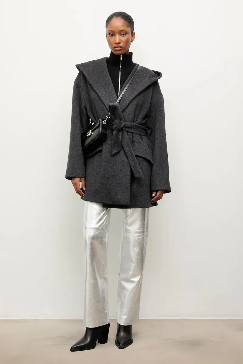 cappotto in lana colore nero