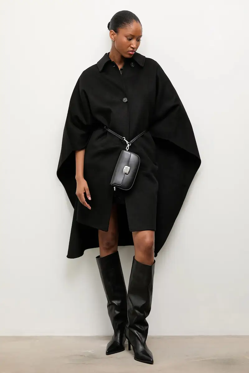 cappotto in lana colore nero