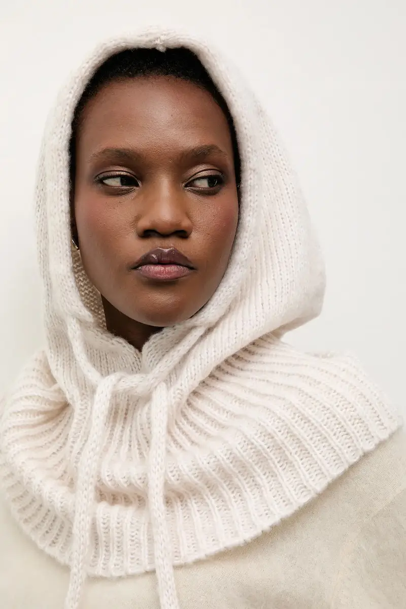 cappuccio con lana colore beige