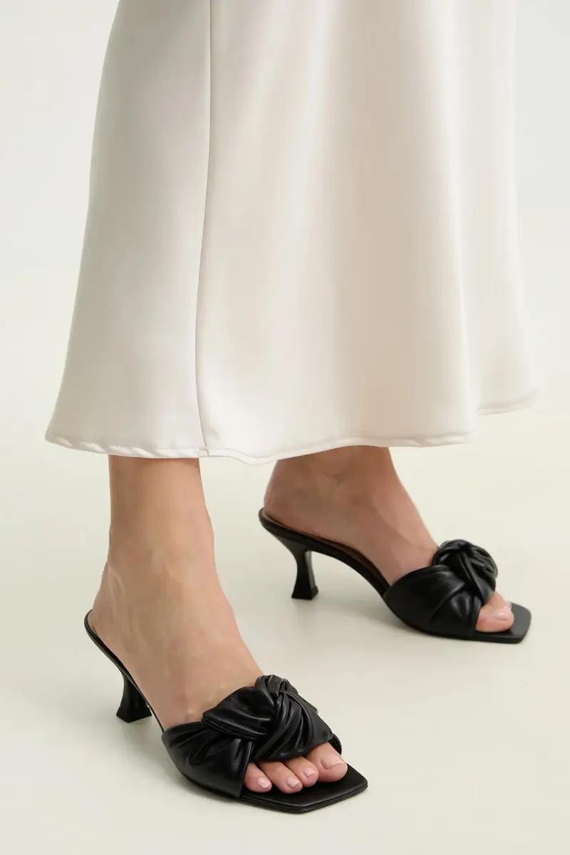 infradito in pelle donna colore nero