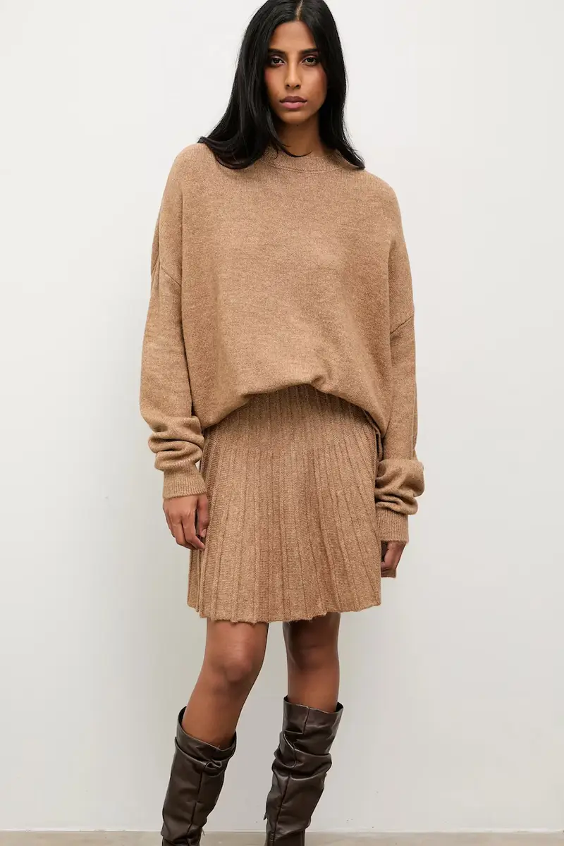 maglione e gonna donna colore beige