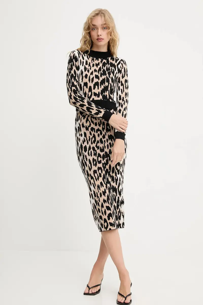 maglione e gonna donna colore beige