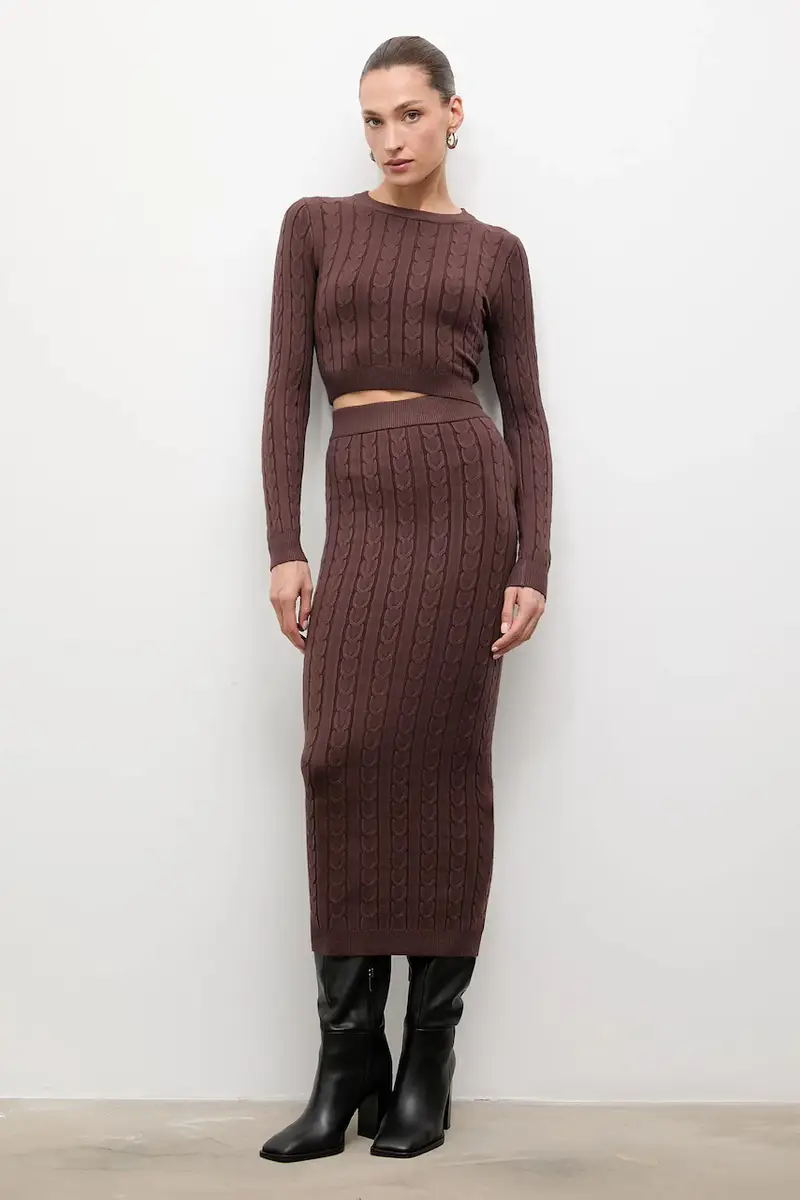 maglione e gonna donna colore marrone