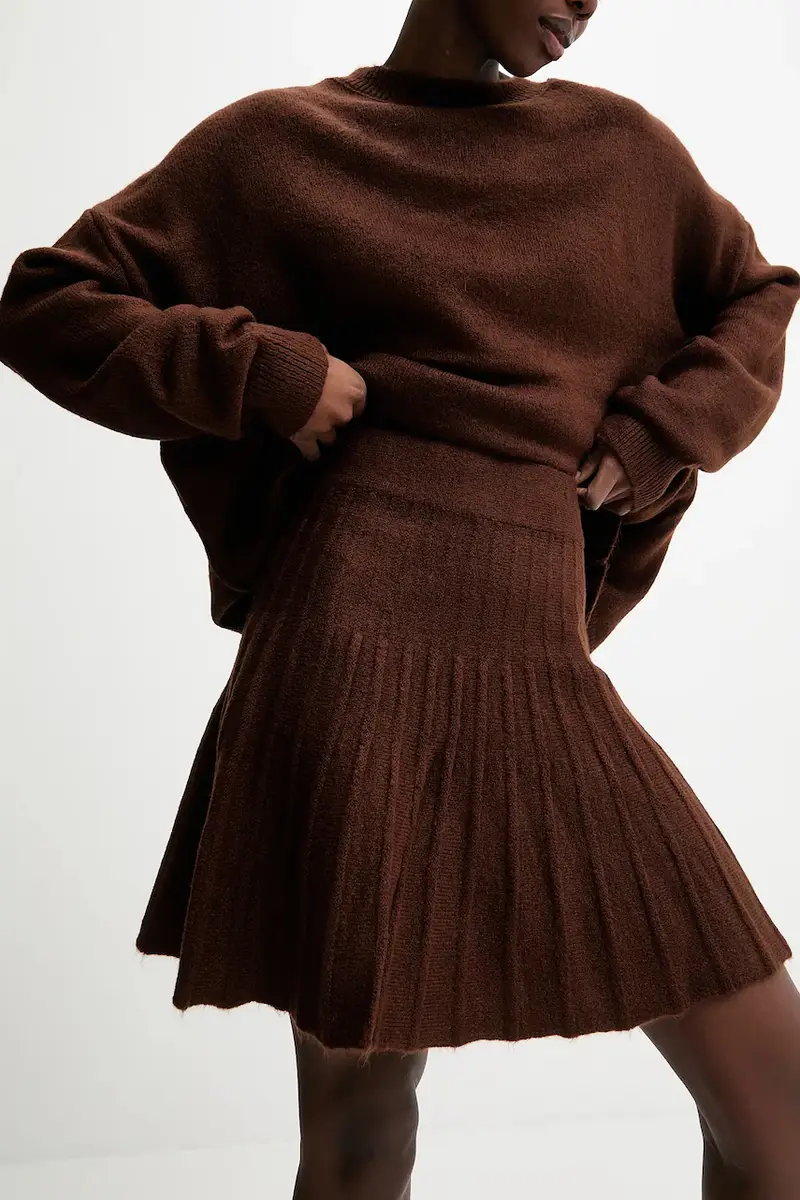 maglione e gonna Marrone