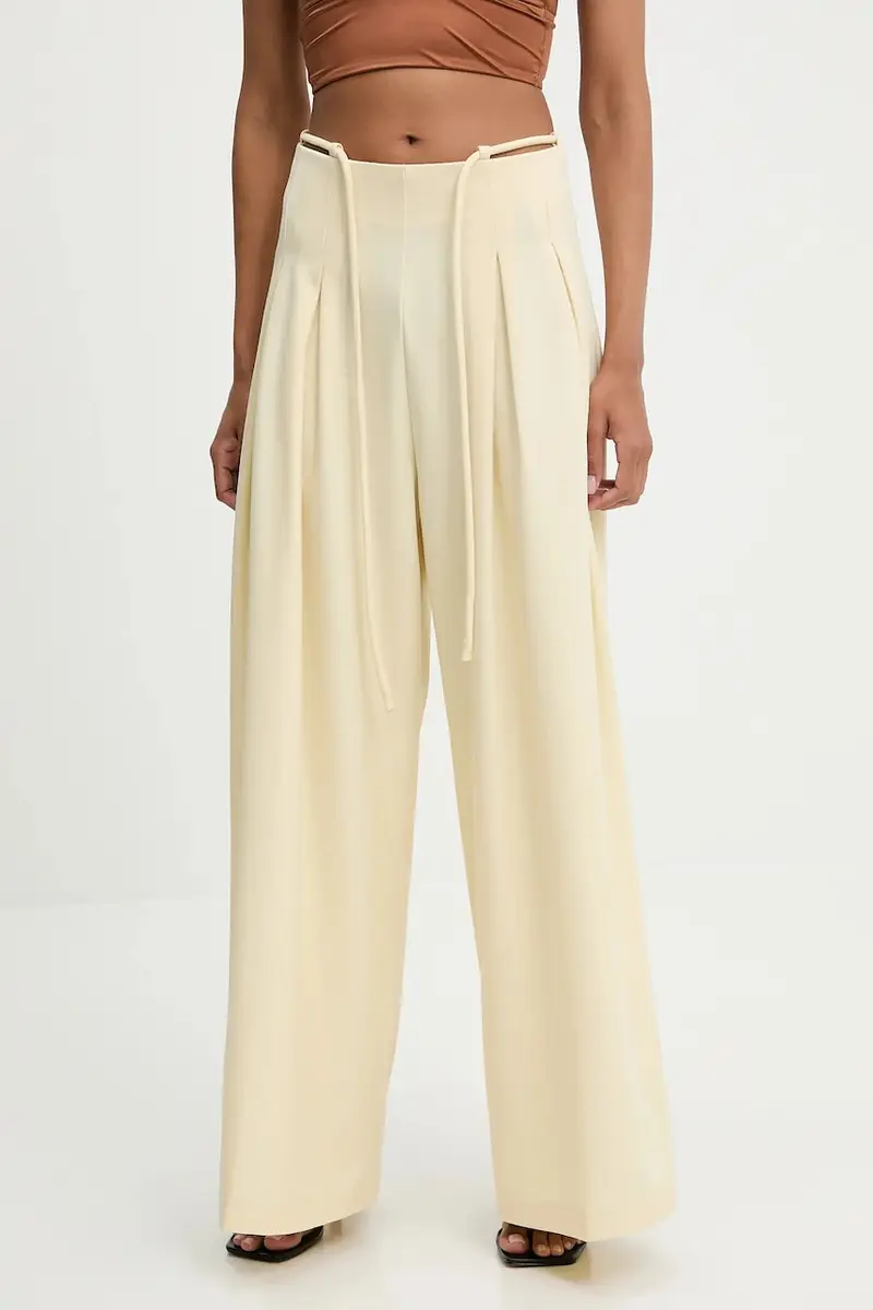 pantaloni colore giallo