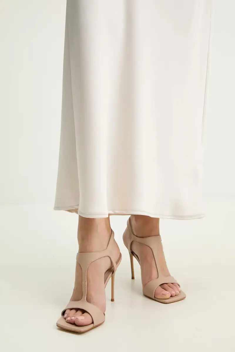 sandali in pelle colore beige