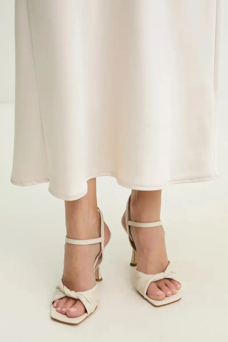 sandali in pelle colore beige