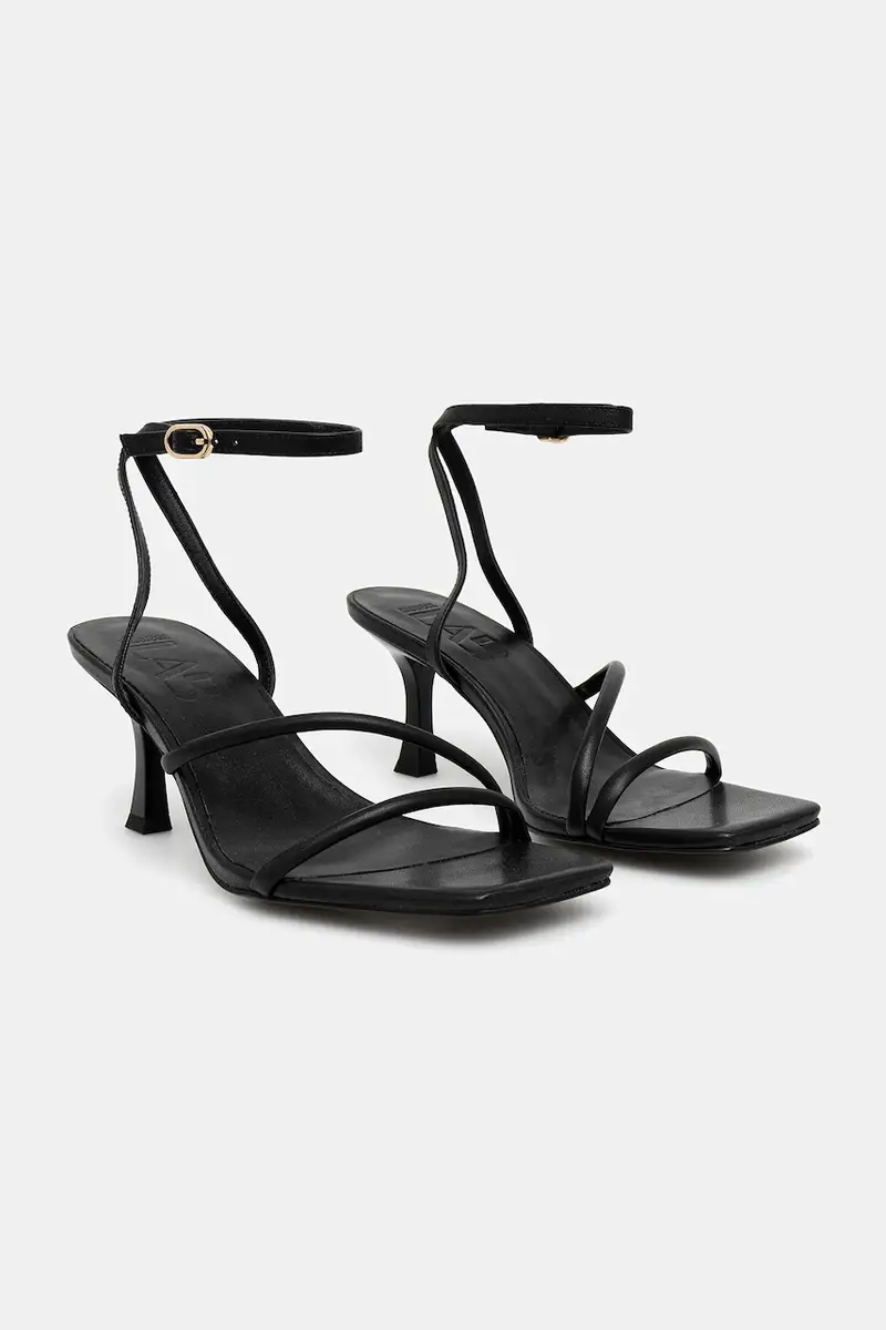 sandali in pelle colore nero