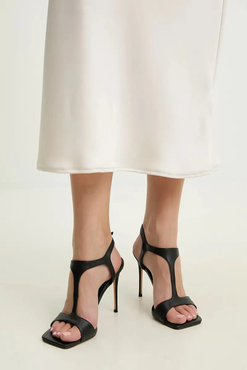 sandali in pelle colore nero