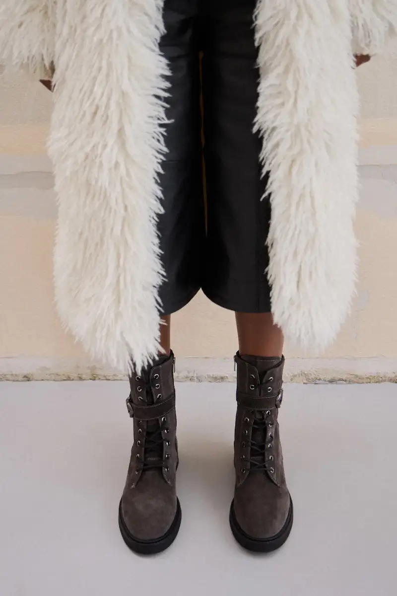 stivali da motociclista in camoscio colore grigio