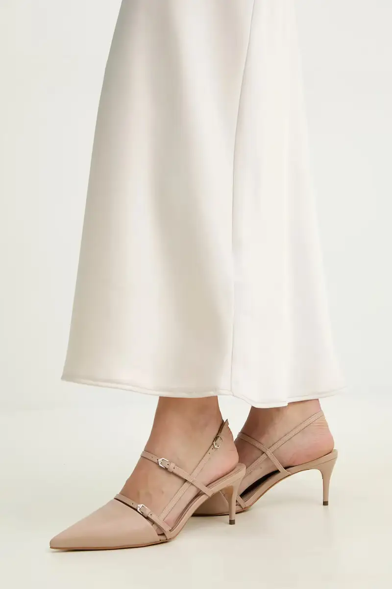 tacchi in pelle colore beige