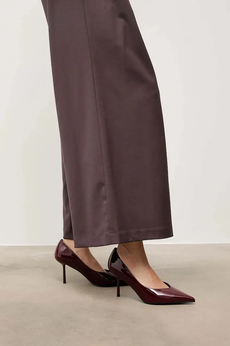 tacchi in pelle colore granata