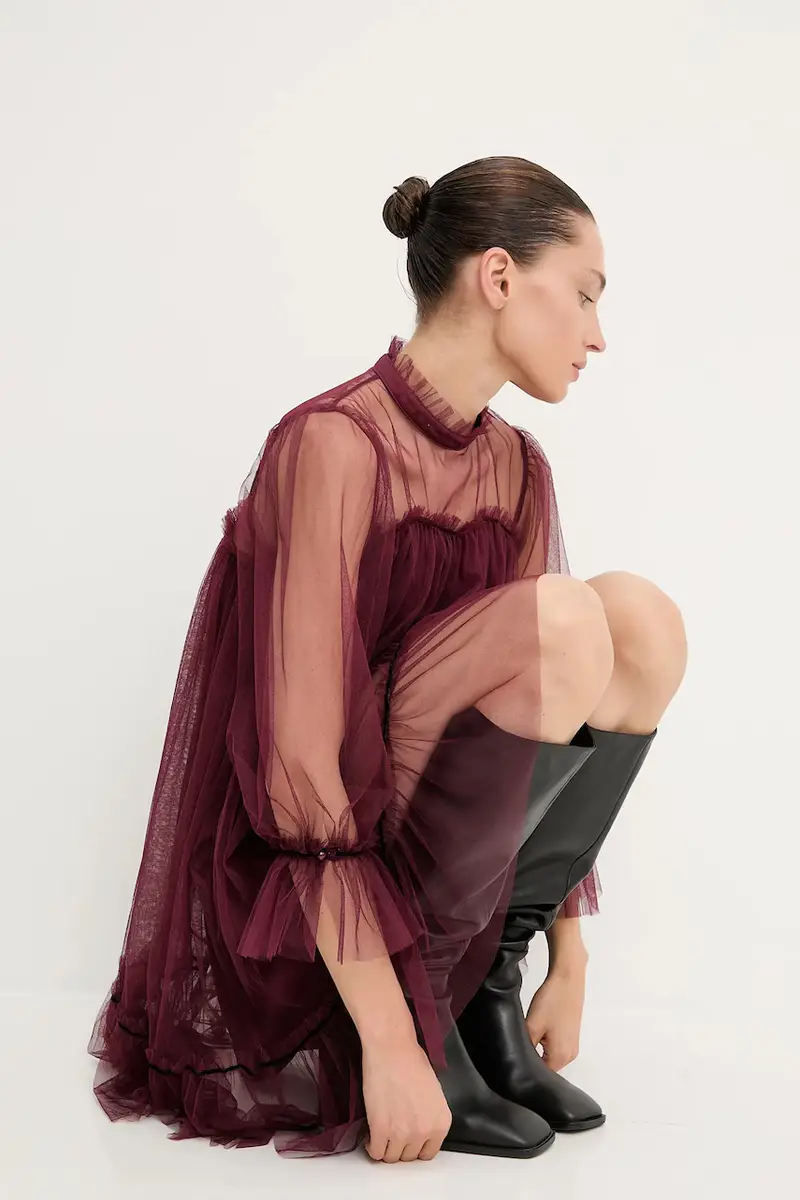 vestito colore granata