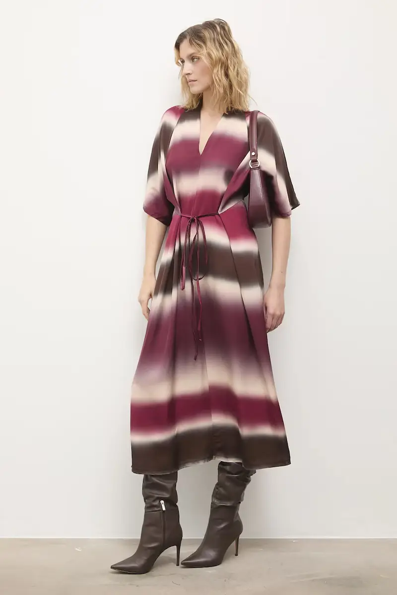 vestito colore granata