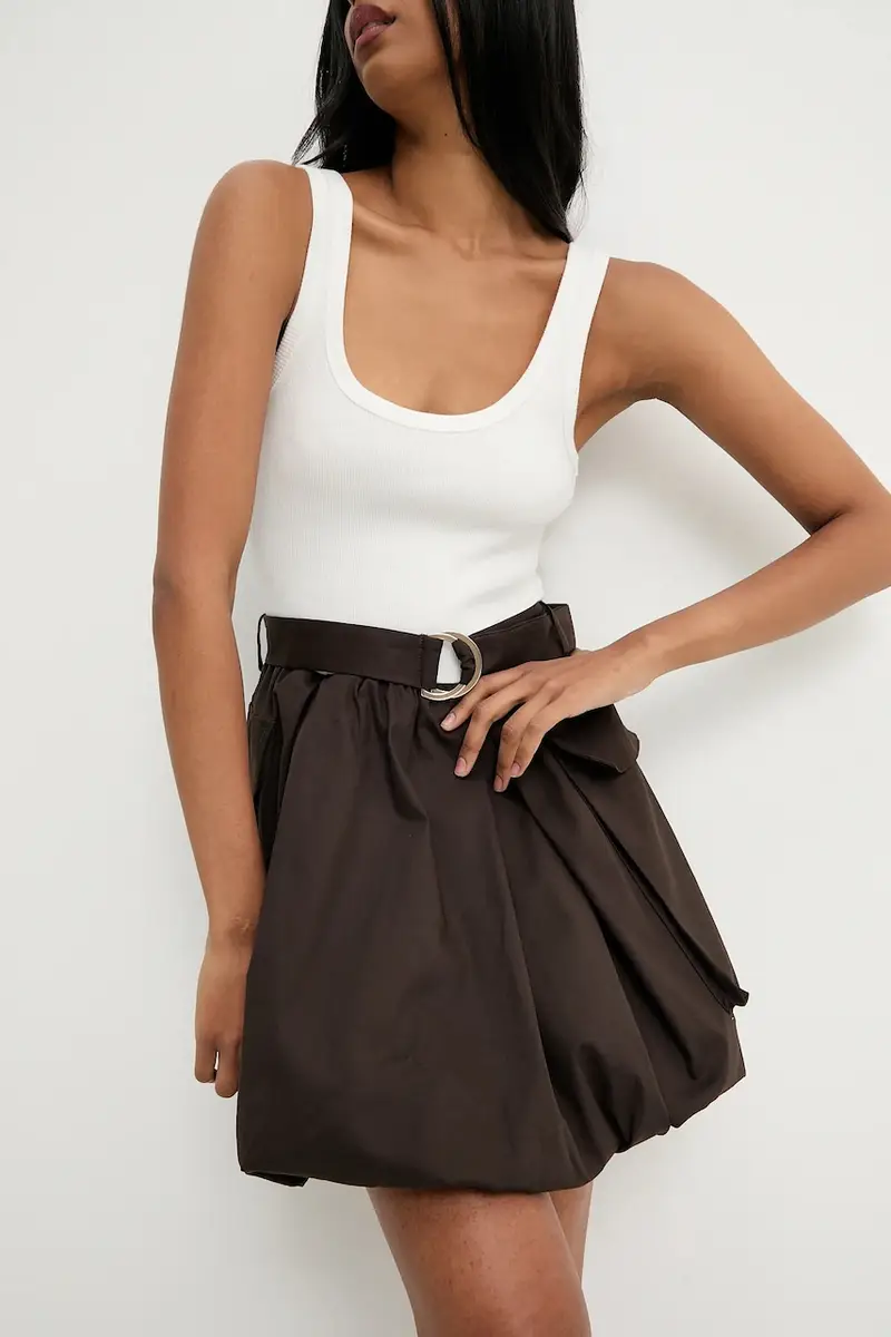 vestito colore marrone