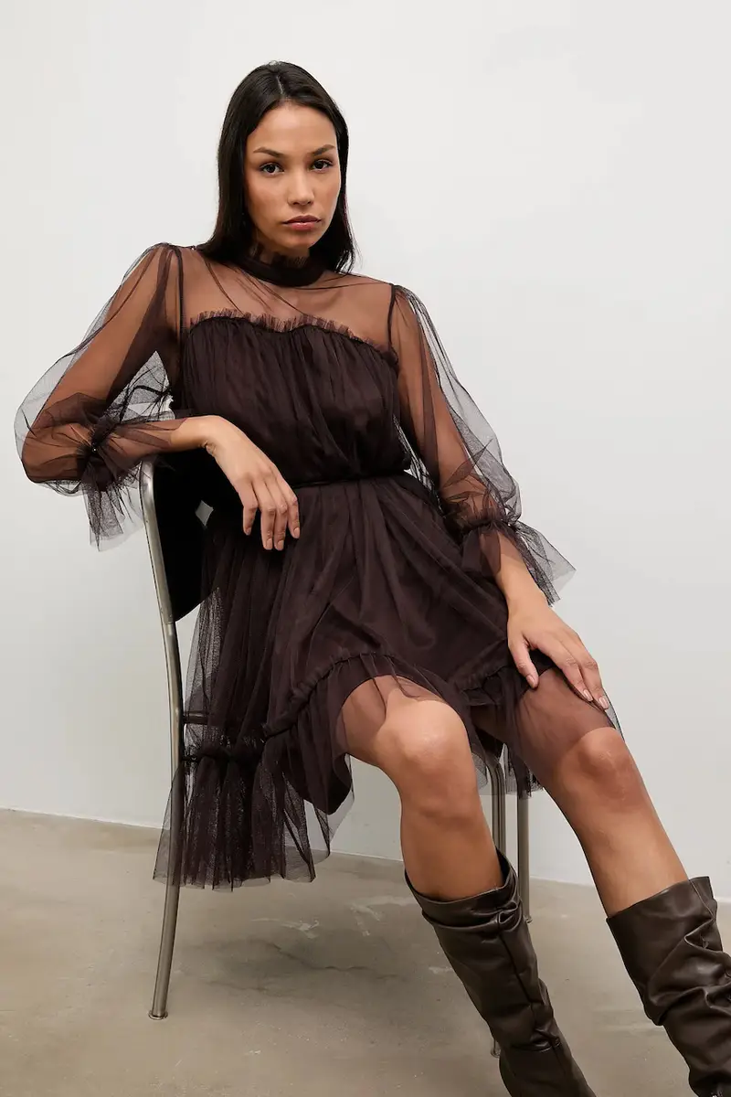 vestito colore marrone