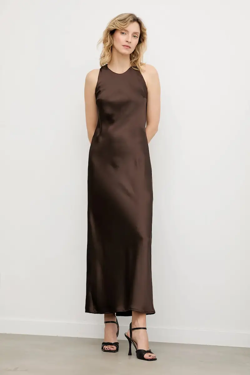 vestito colore marrone