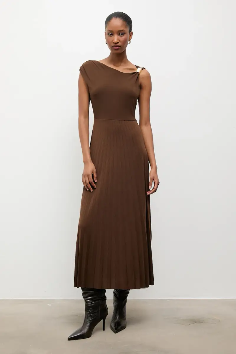 vestito colore marrone