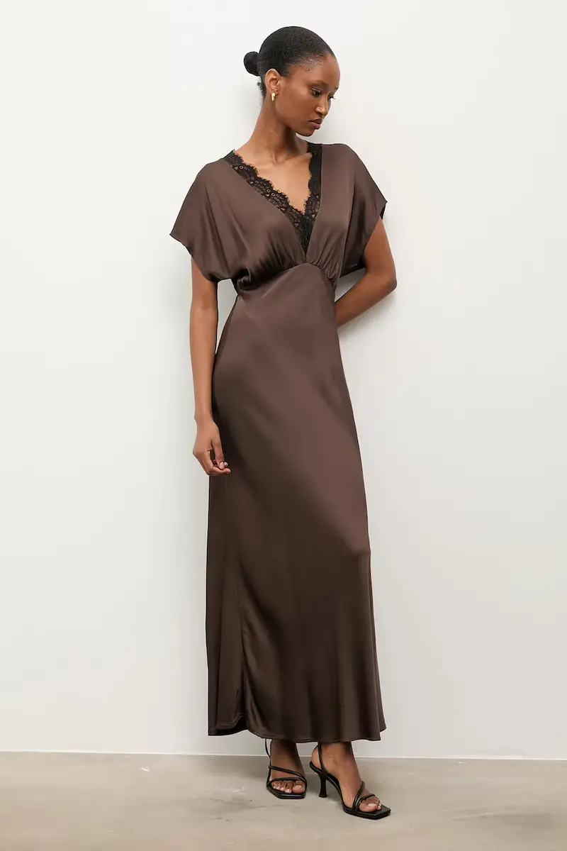 vestito colore marrone