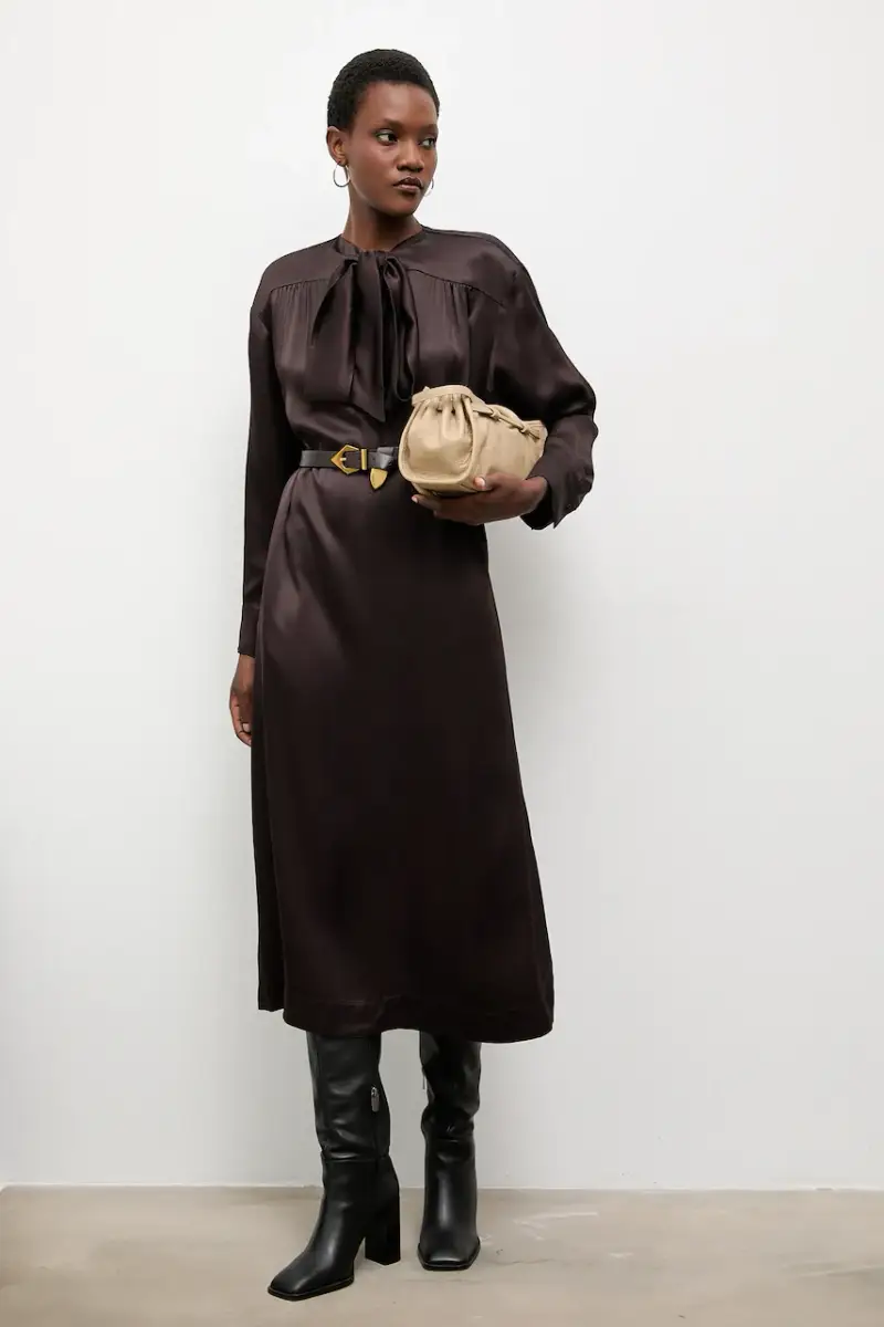 vestito colore marrone