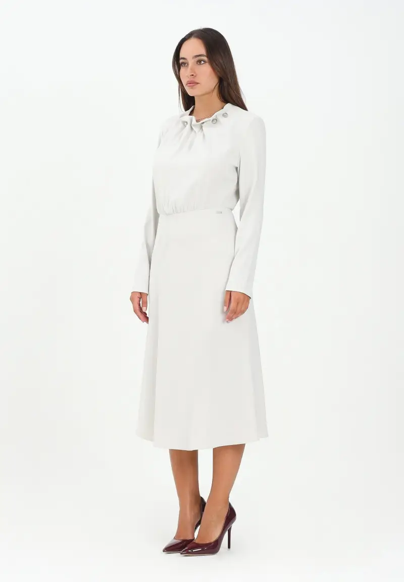 Abito midi beige da donna con borchie al collo
