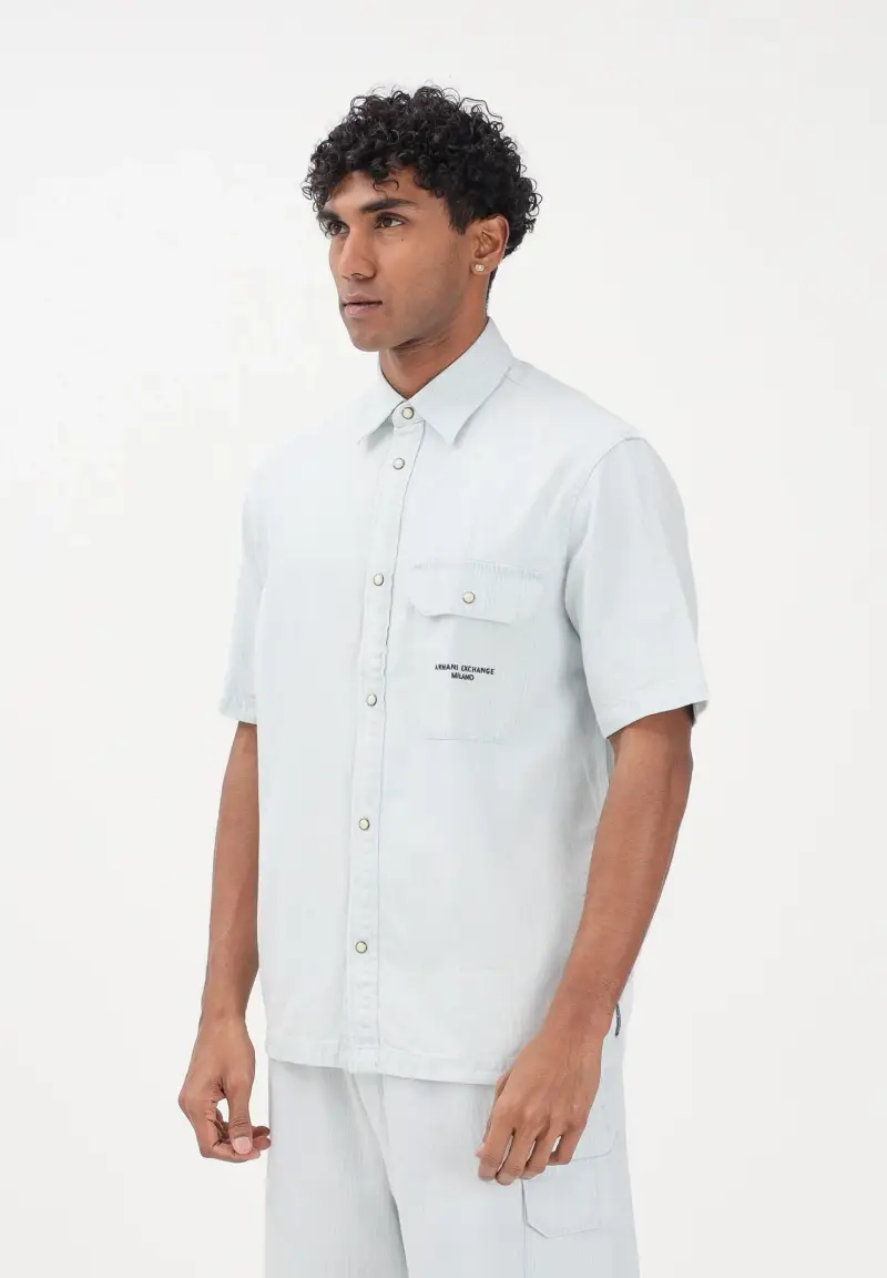 Camicia a manica corta celeste e bianca da uomo con motivo a righe