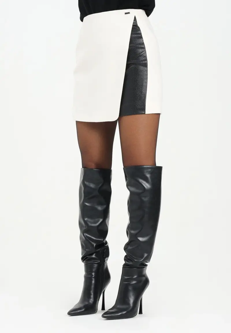 Gonna corta panna da donna con inserto in ecopelle nera