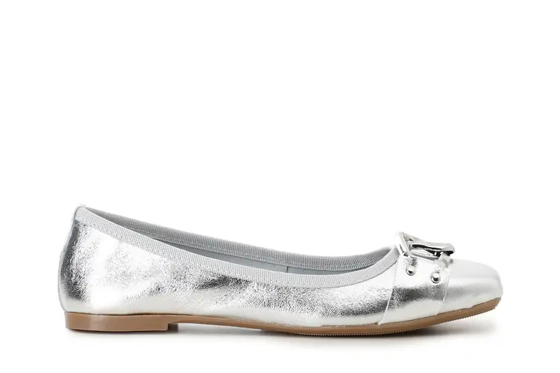 ballerina in pelle laminata con catena decorativa argento