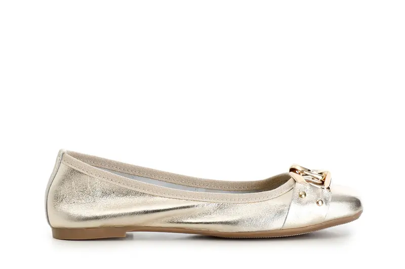 ballerina in pelle laminata con catena decorativa platino