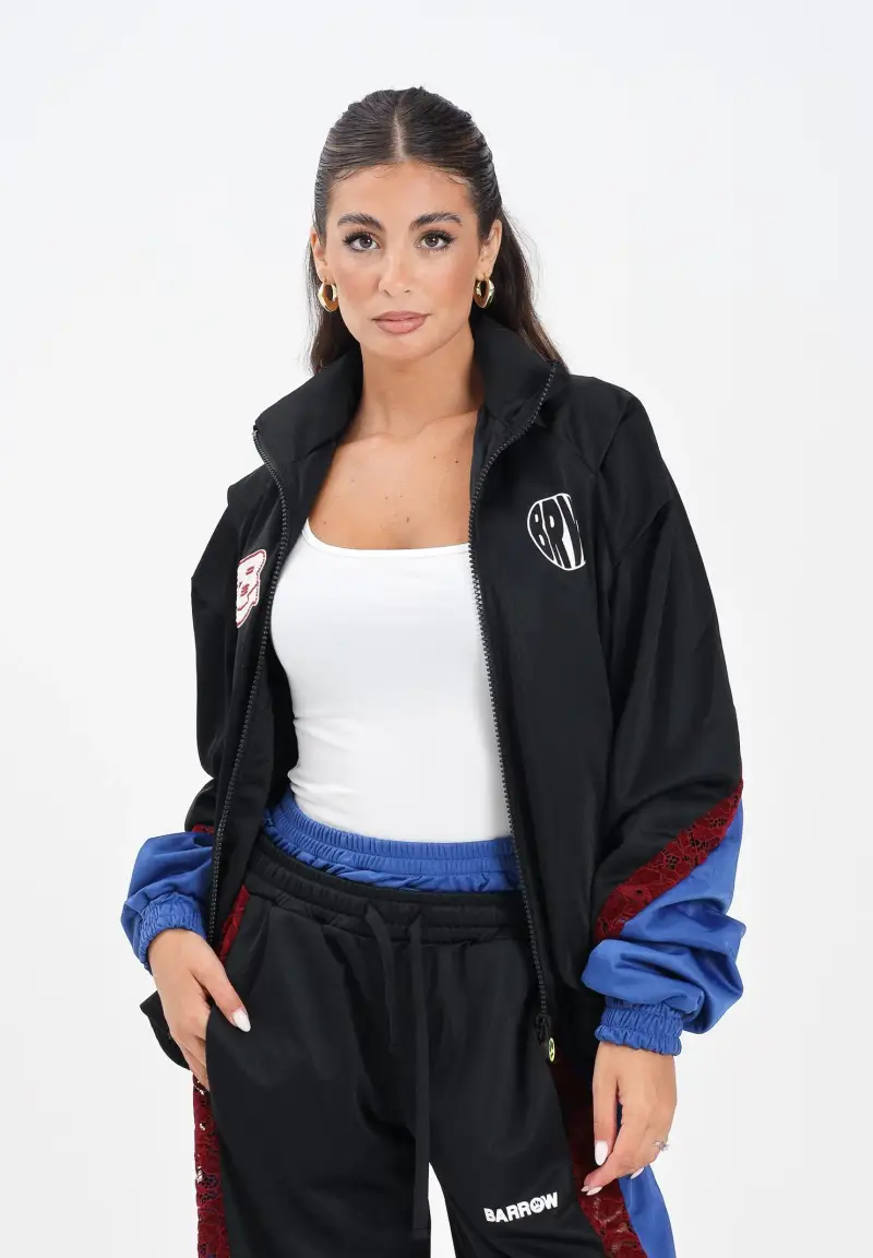 Giacca a vento nera da donna con stampe e inserti blu e in pizzo rosso miniatura 2