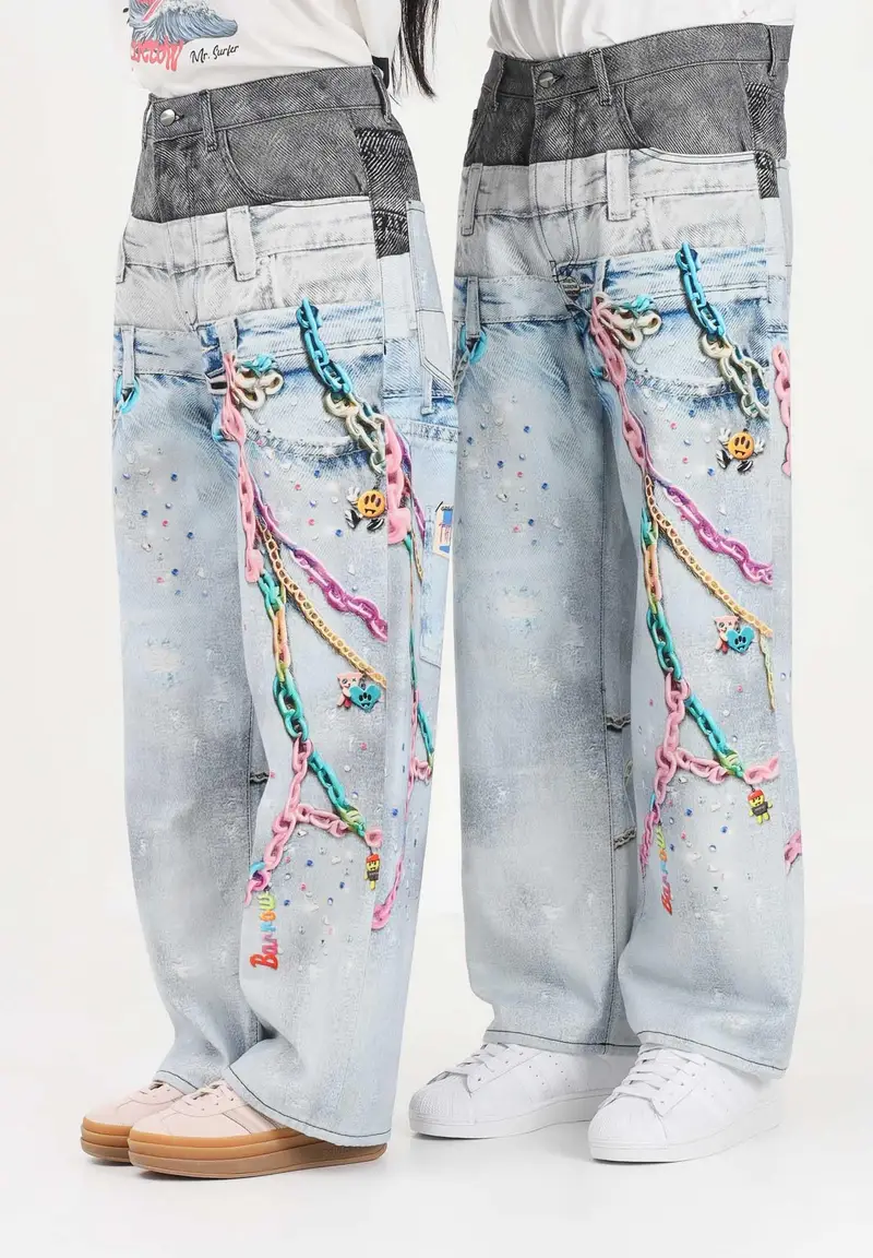 Jeans in denim chiaro per uomo e donna con stampe