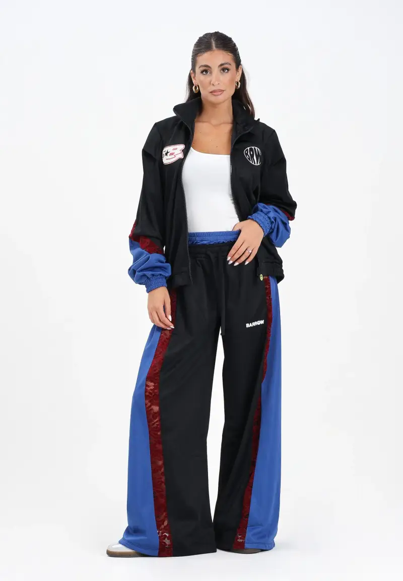 Pantalone sportivo nero da donna con bande laterali blu elettrico e inserti in pizzo rosso miniatura 2