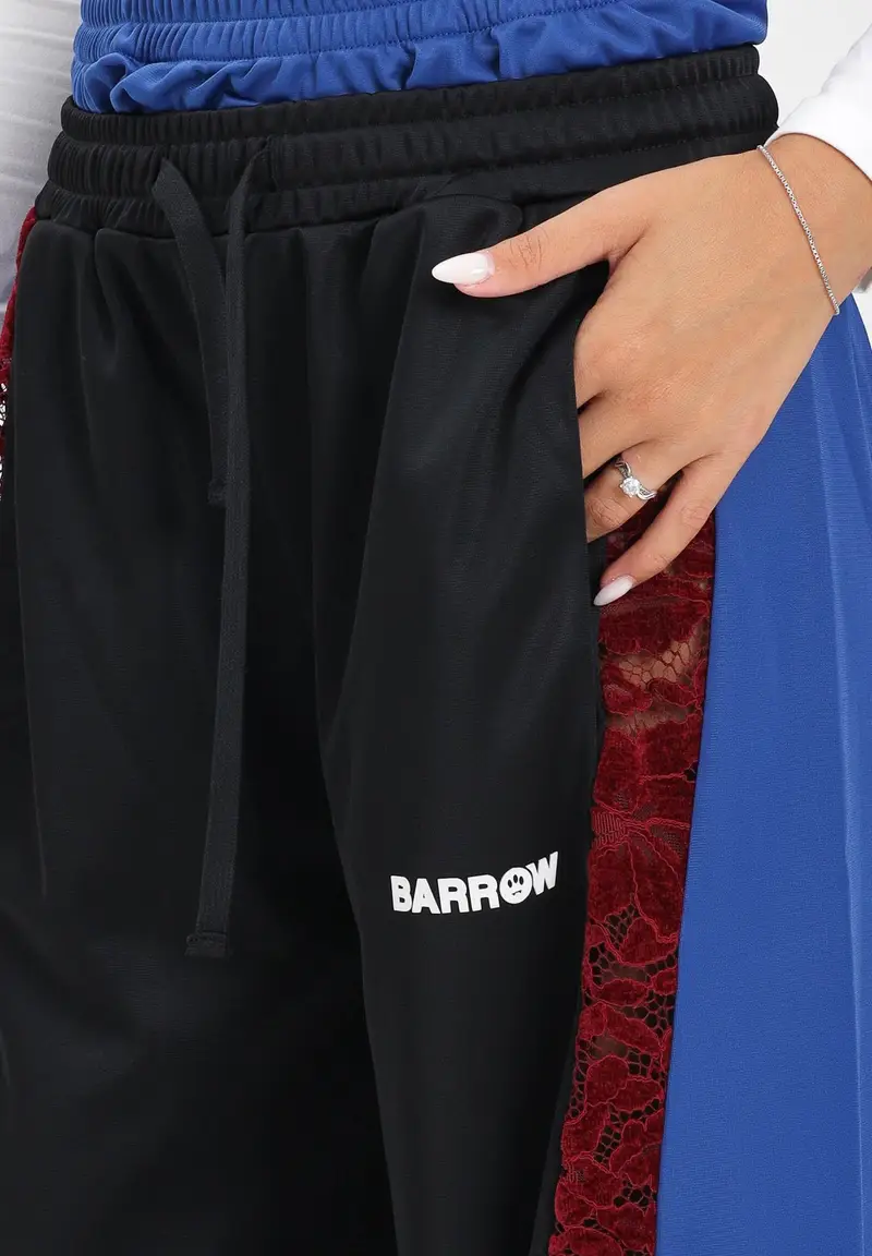 Pantalone sportivo nero da donna con bande laterali blu elettrico e inserti in pizzo rosso miniatura 3