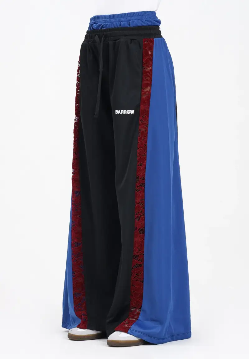 Pantalone sportivo nero da donna con bande laterali blu elettrico e inserti in pizzo rosso