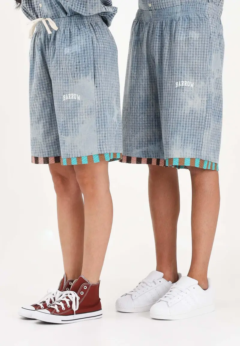 Shorts celeste per uomo e donna con stampa micro check
