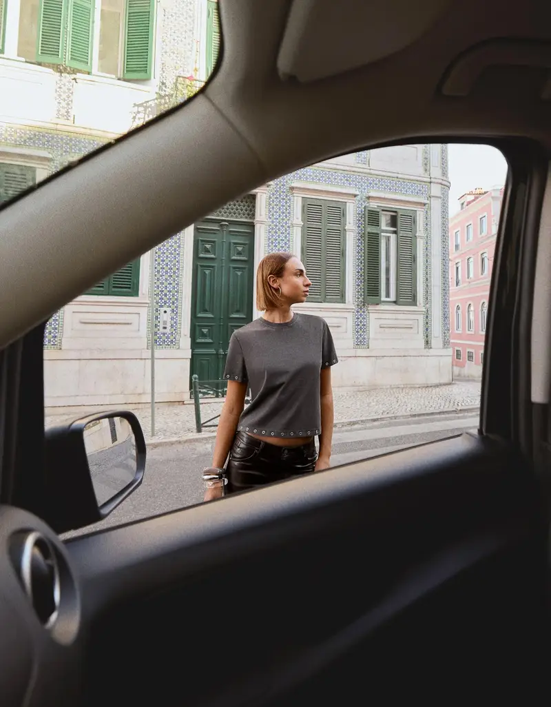 Maglietta A Maniche Corte Con Occhielli Donna Marrone